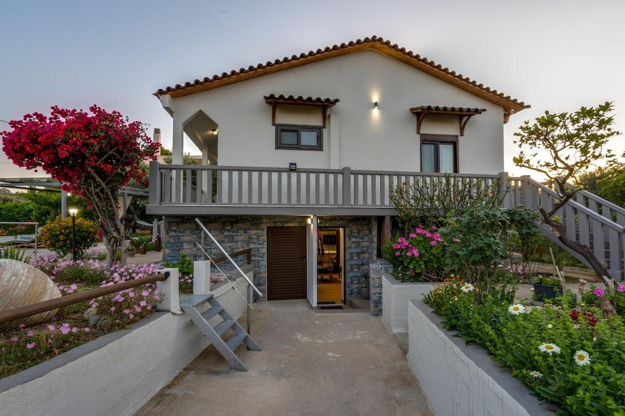Santy Villa - Gerani Gerani  エクステリア 写真