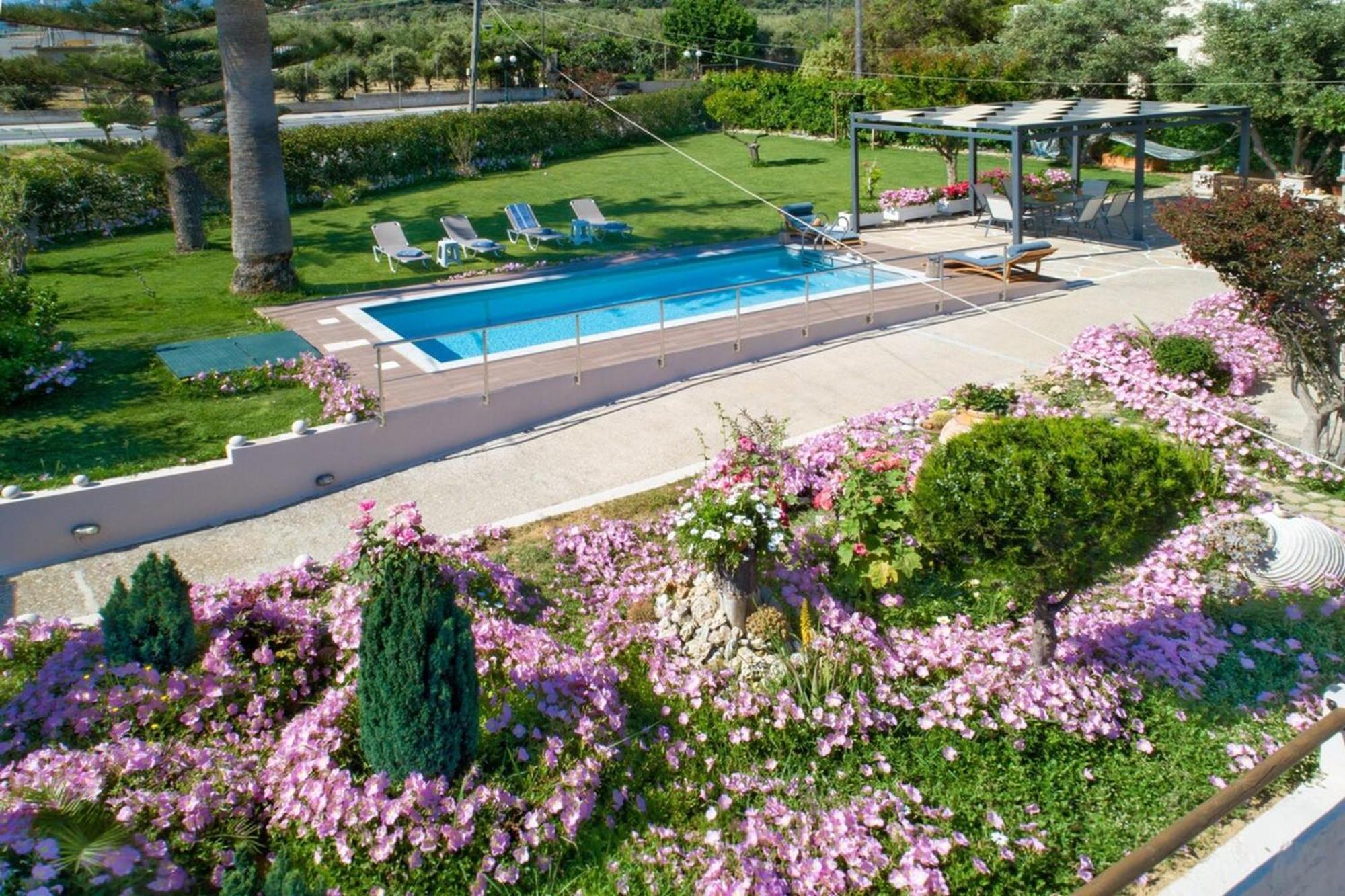 Santy Villa - Gerani Gerani  エクステリア 写真