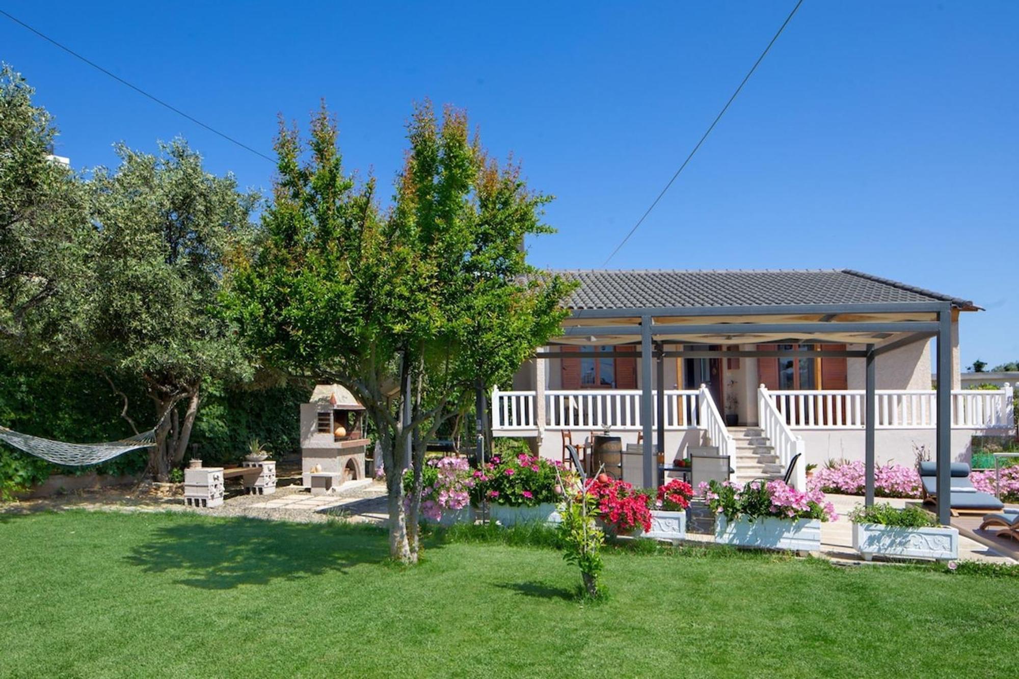 Santy Villa - Gerani Gerani  エクステリア 写真
